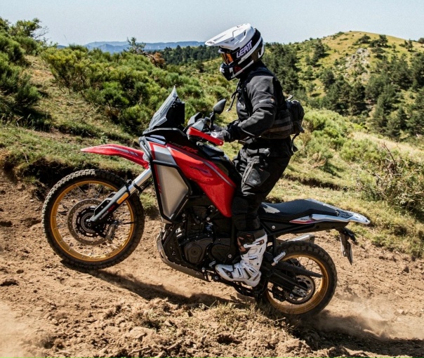 У QJMOTOR SRT 450 RX есть одна приятная особенность: с ним можно смотреть на маршрут шире, чем просто асфальт.
