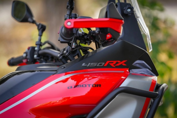 У QJMOTOR SRT 450 RX есть одна приятная особенность: с ним можно смотреть на маршрут шире, чем просто асфальт.