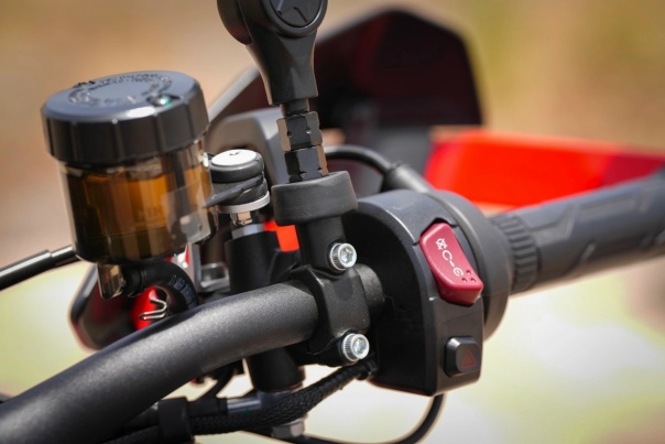 У QJMOTOR SRT 450 RX есть одна приятная особенность: с ним можно смотреть на маршрут шире, чем просто асфальт.