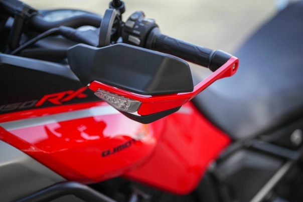 У QJMOTOR SRT 450 RX есть одна приятная особенность: с ним можно смотреть на маршрут шире, чем просто асфальт.