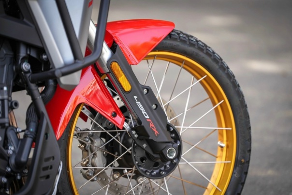 У QJMOTOR SRT 450 RX есть одна приятная особенность: с ним можно смотреть на маршрут шире, чем просто асфальт.
