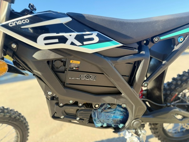 CINECO EX3 — это легкий электрический эндуро-мотоцикл, созданный для бездорожья и тренировок на треке. Модель сочетает тихую работу, мини…