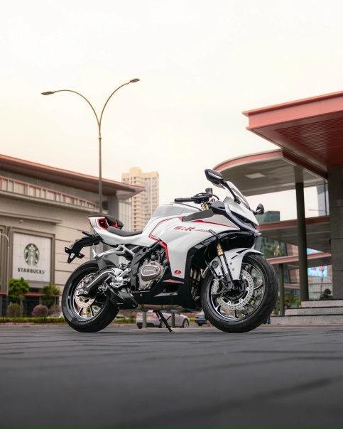 QJMOTOR SRK 421 RR — это не просто мотоцикл. Это заявление.