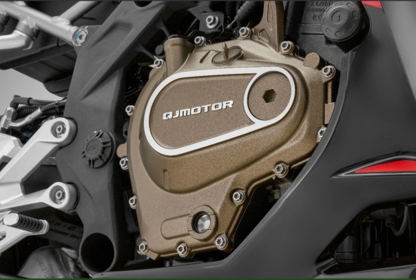 QJMOTOR SRK 421 RR — это не просто мотоцикл. Это заявление.
